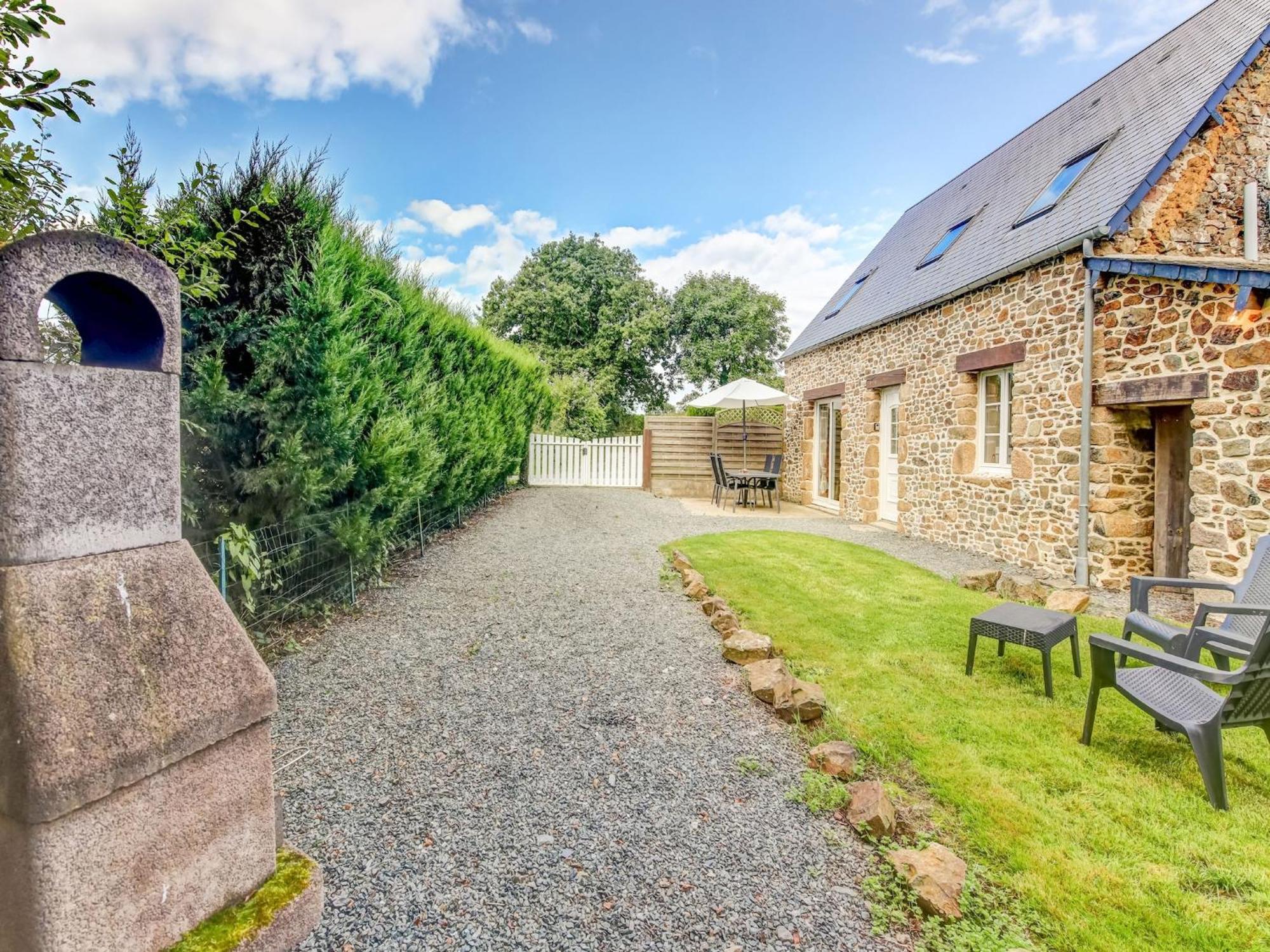 Holiday Home With Garden In Brainville Exteriör bild
