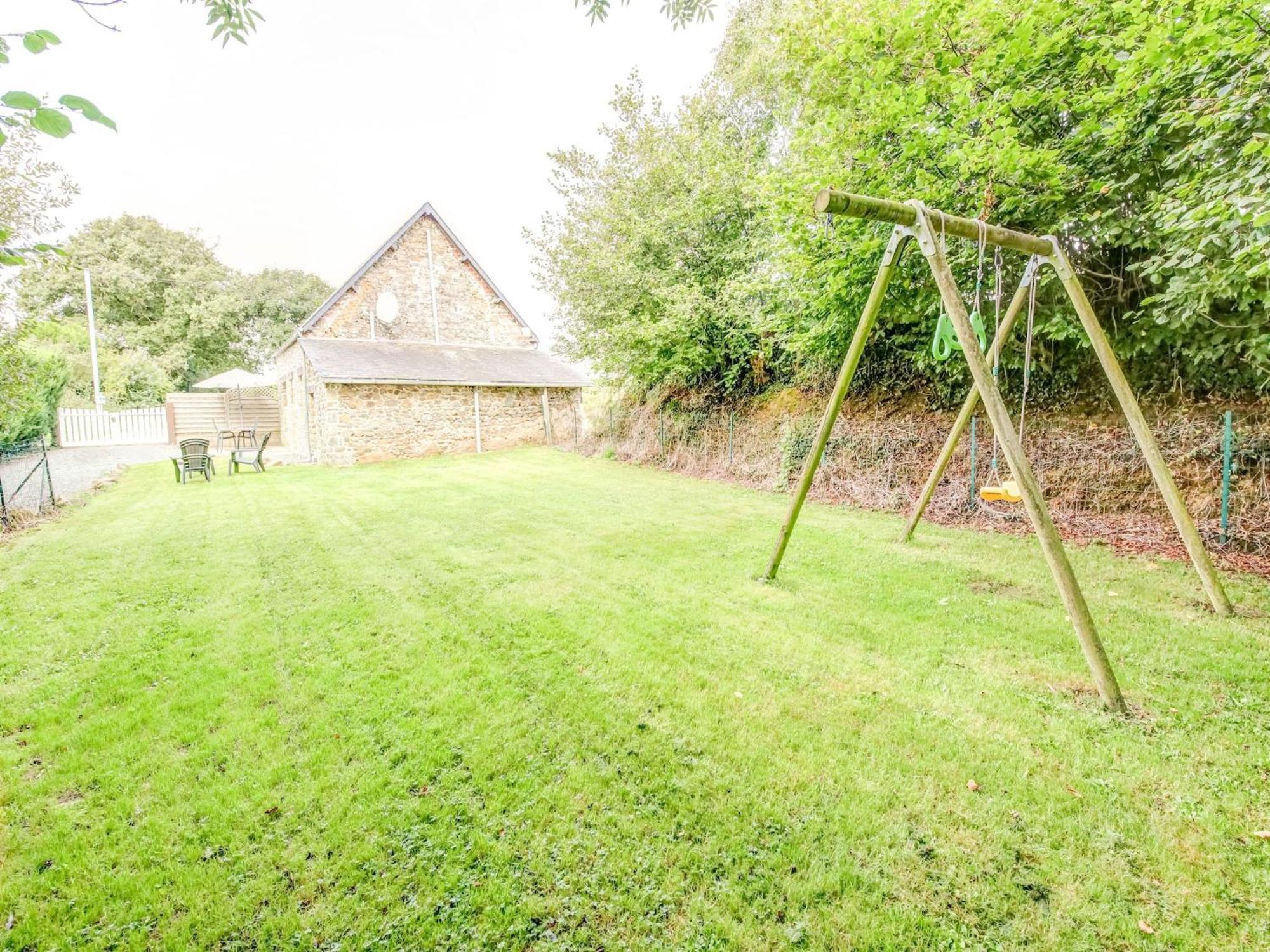 Holiday Home With Garden In Brainville Exteriör bild