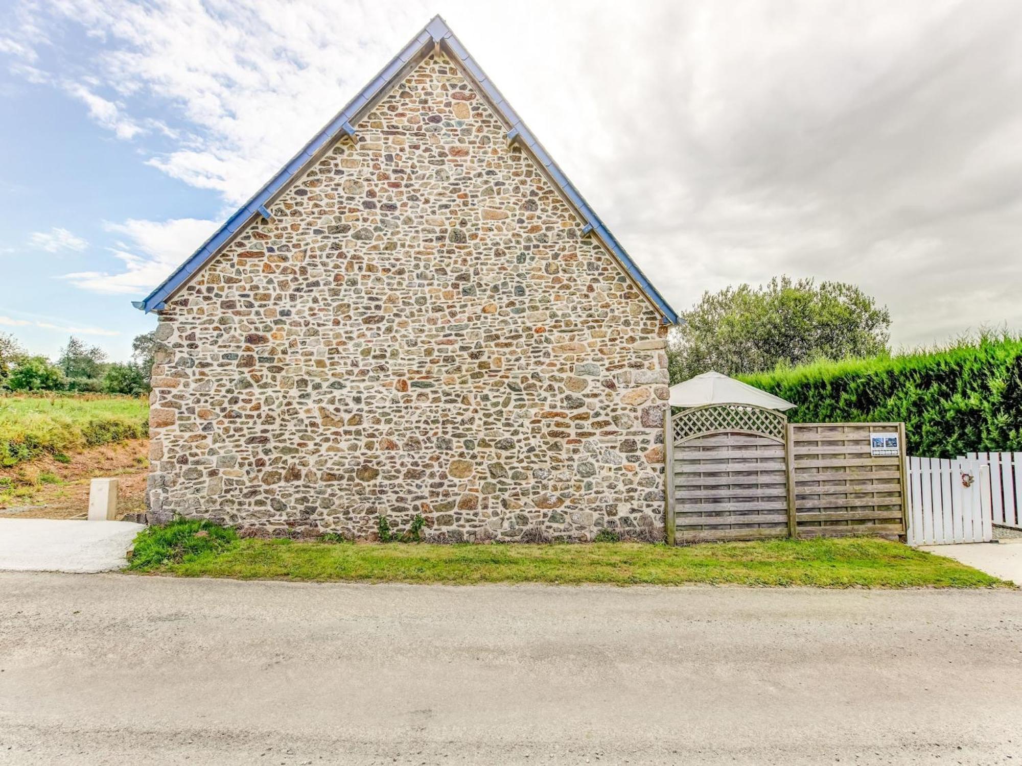 Holiday Home With Garden In Brainville Exteriör bild