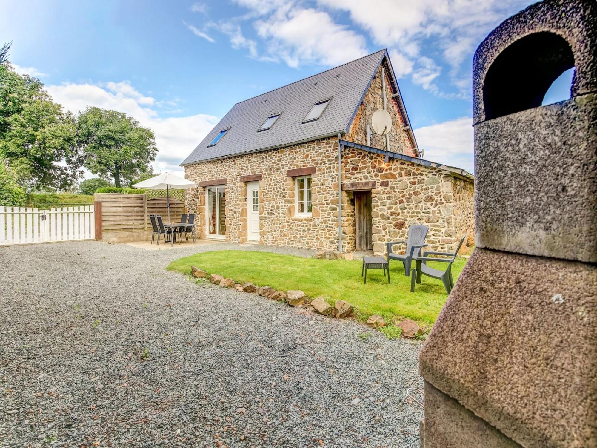 Holiday Home With Garden In Brainville Exteriör bild